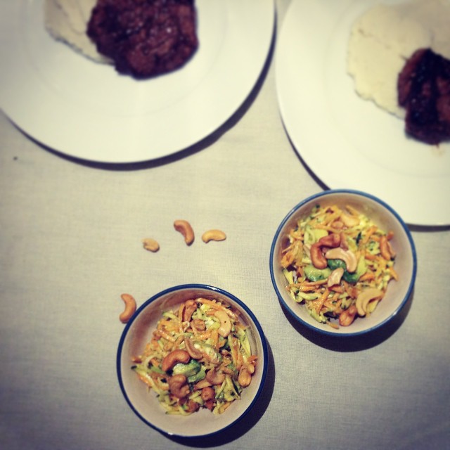 Rauwe courgettesalade met wortel, geitenkaas, avocado, cashew